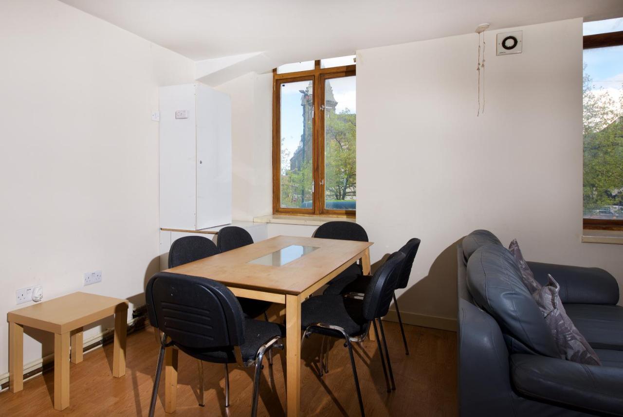 Centre Private Including Smart Tvs - With Shared Bathroom * Liverpool