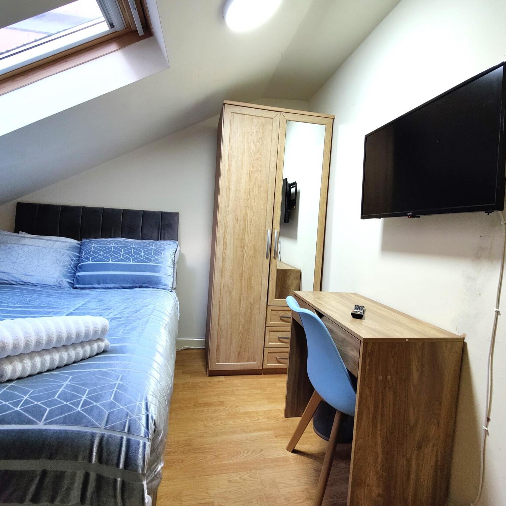 Centre Private Including Smart Tvs - With Shared Bathroom Guest house