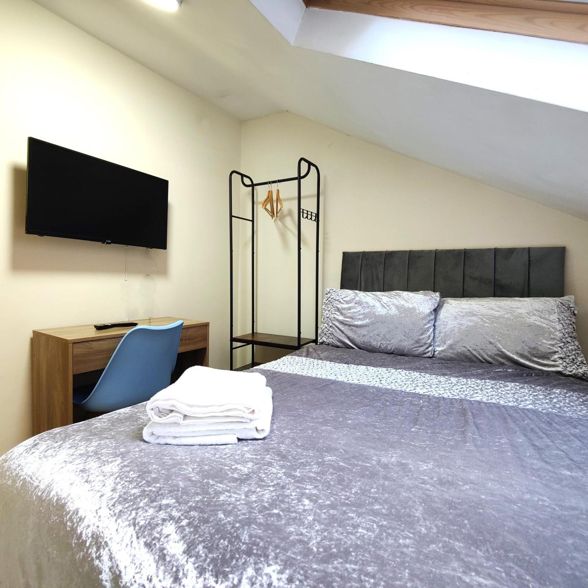 Guest house Centre Private Including Smart Tvs - With Shared Bathroom *