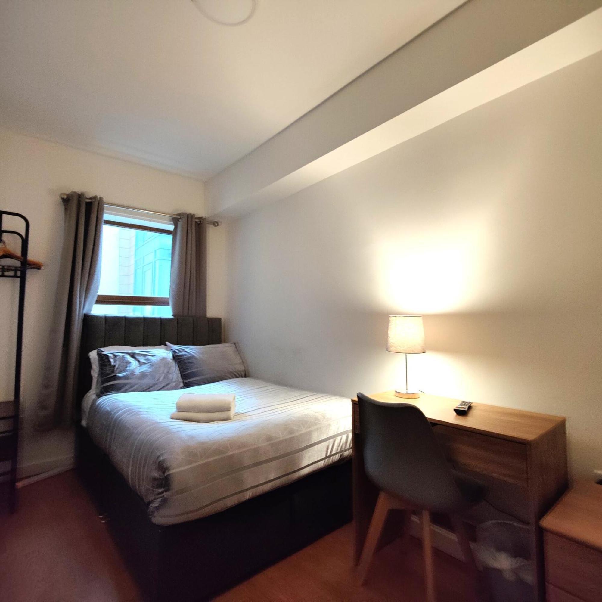 Centre Private Including Smart Tvs - With Shared Bathroom * Liverpool