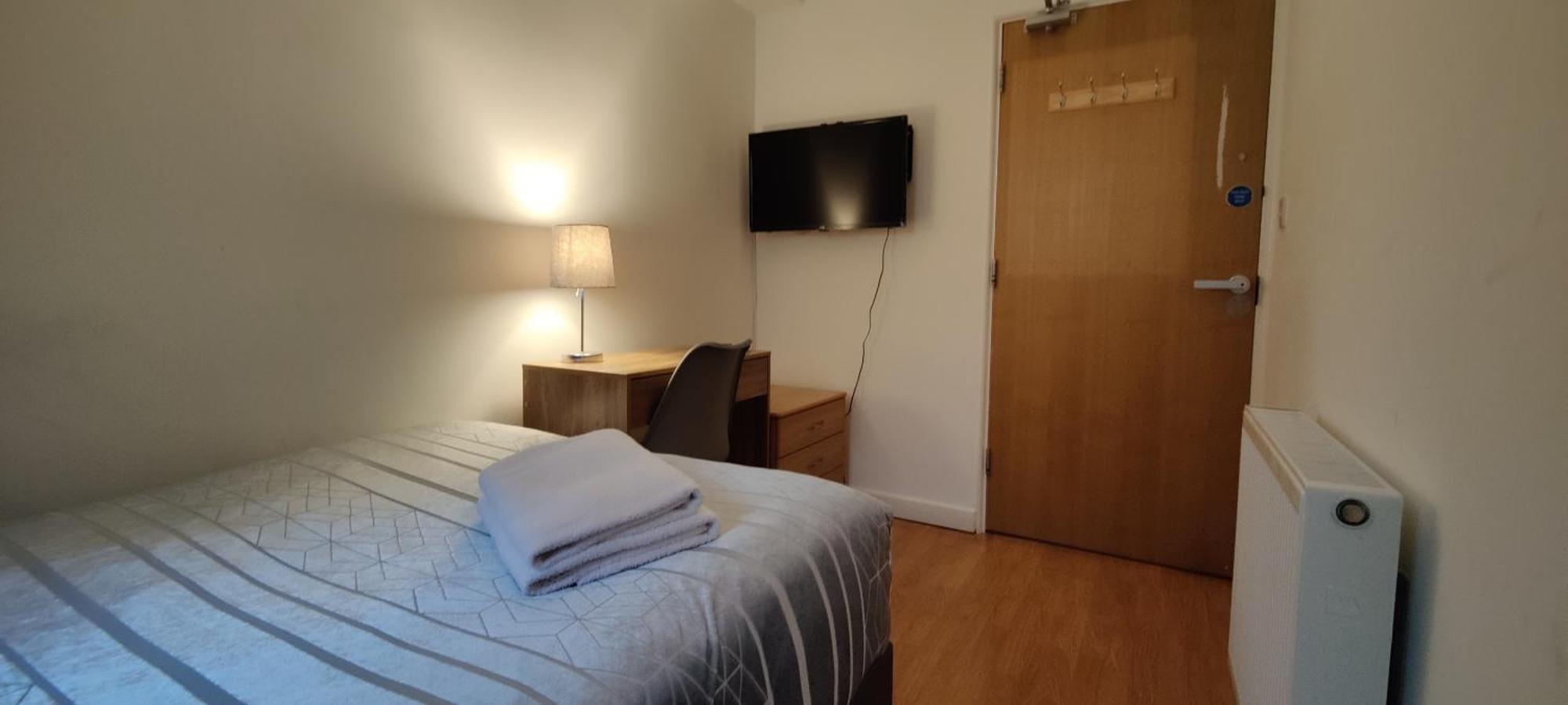 Centre Private Including Smart Tvs - With Shared Bathroom * Liverpool