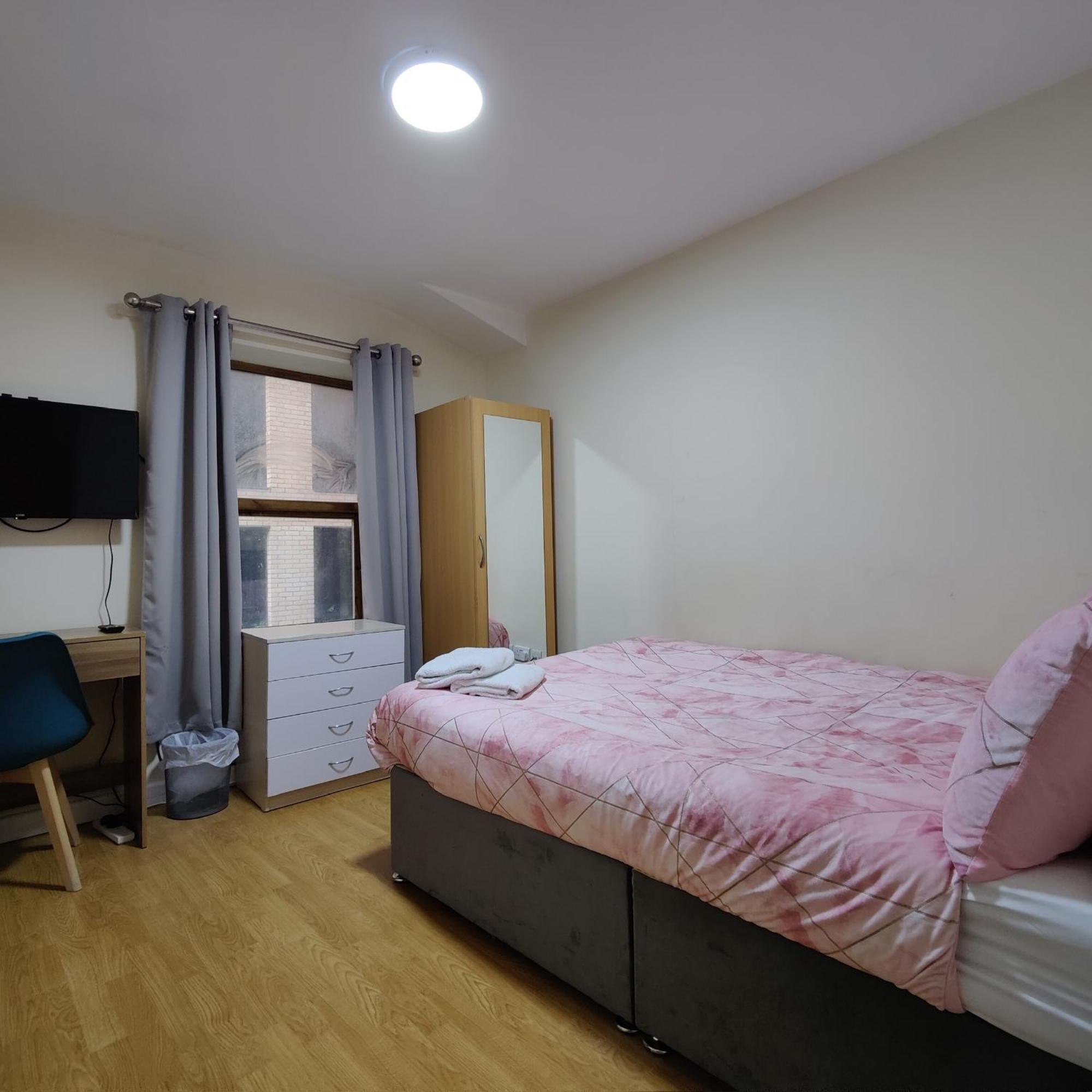 Guest house Centre Private Including Smart Tvs - With Shared Bathroom *