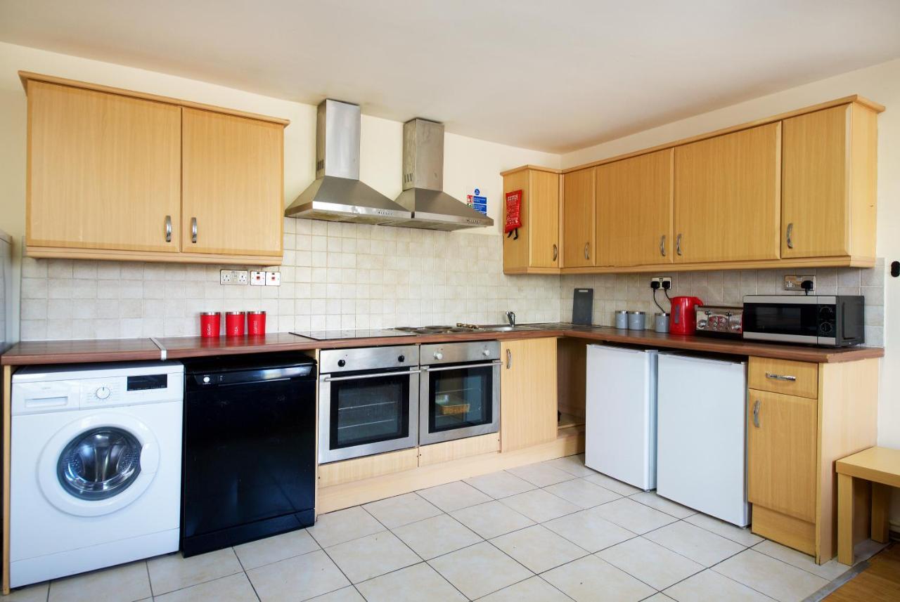 Guest house Centre Private Including Smart Tvs - With Shared Bathroom *