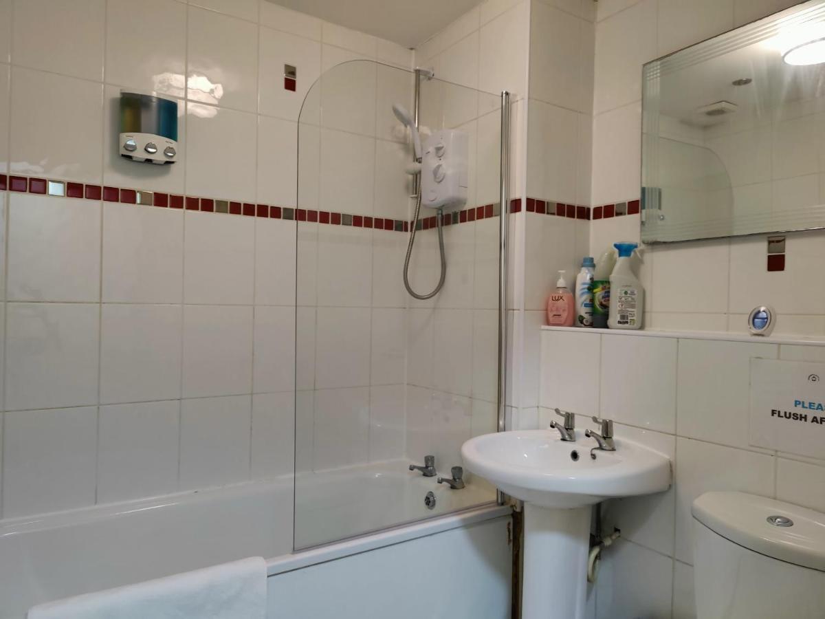 Centre Private Including Smart Tvs - With Shared Bathroom * Liverpool