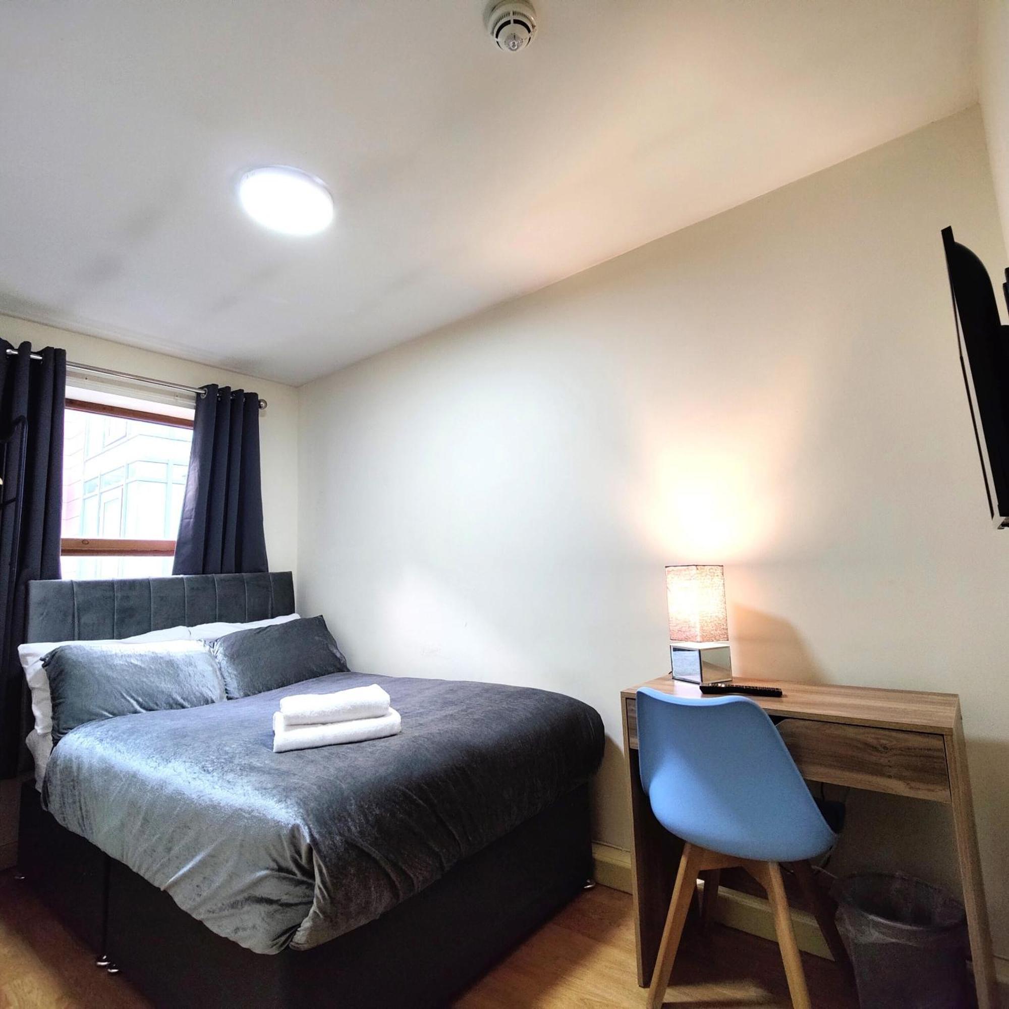 Guest house Centre Private Including Smart Tvs - With Shared Bathroom Liverpool