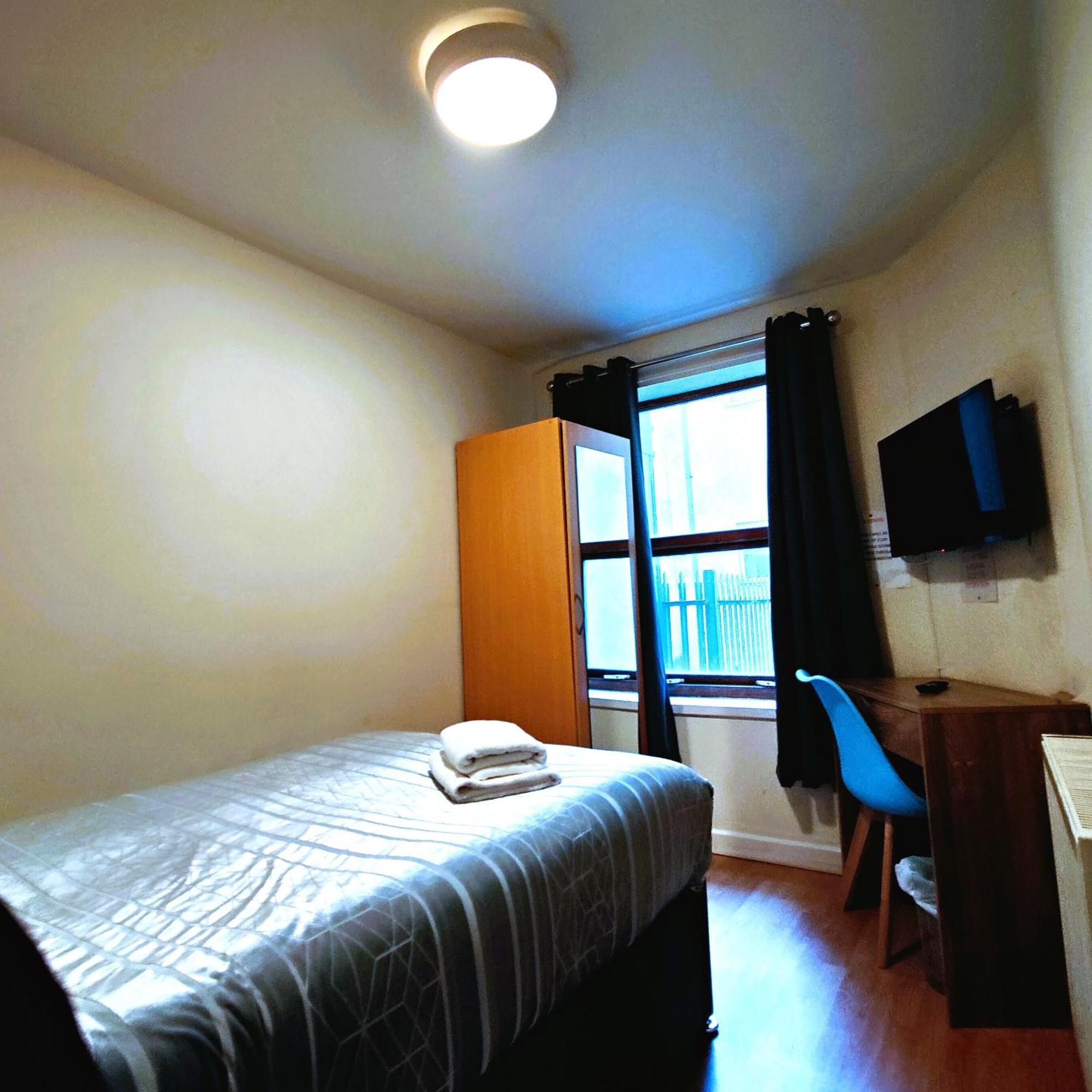 Centre Private Including Smart Tvs - With Shared Bathroom