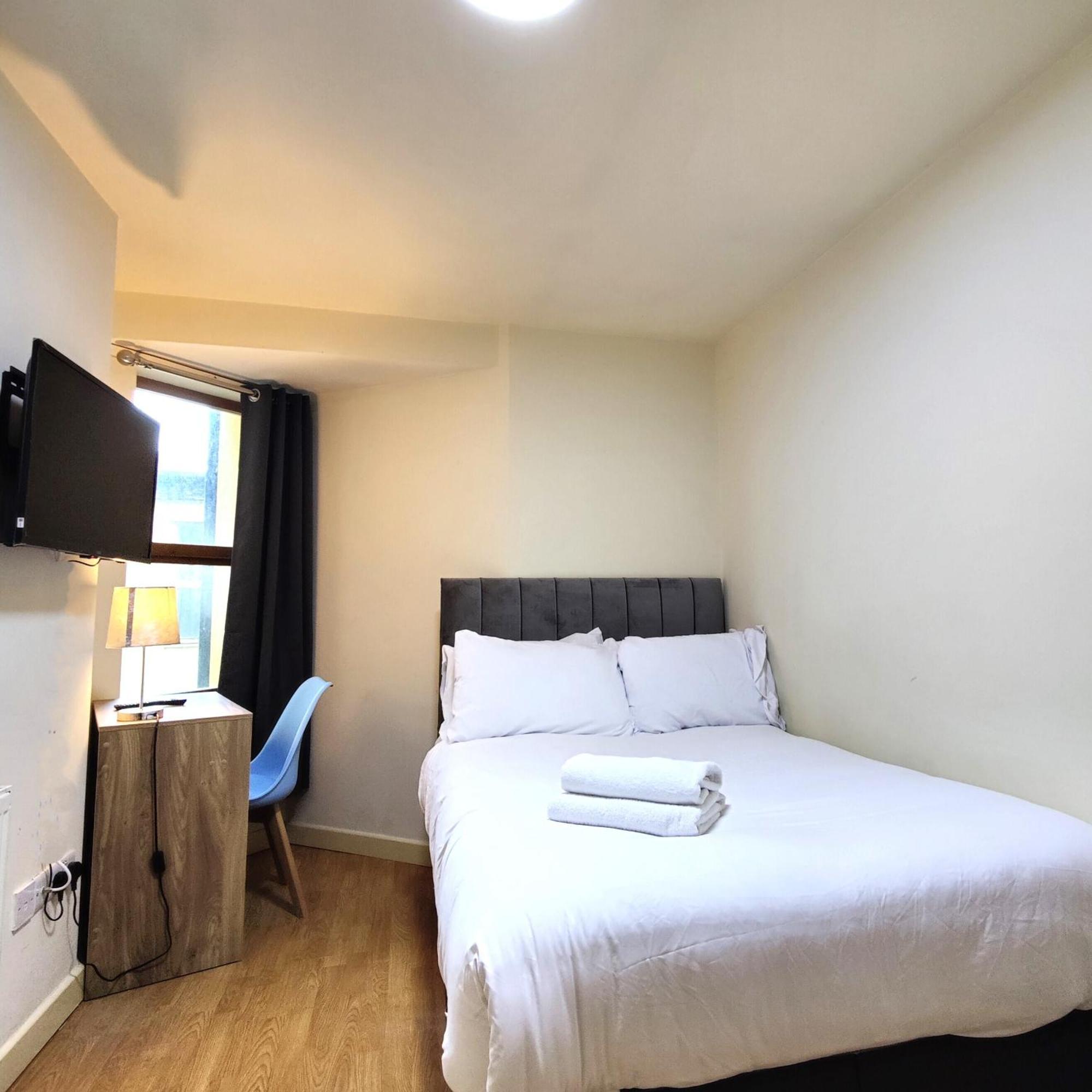 Centre Private Including Smart Tvs - With Shared Bathroom * Liverpool