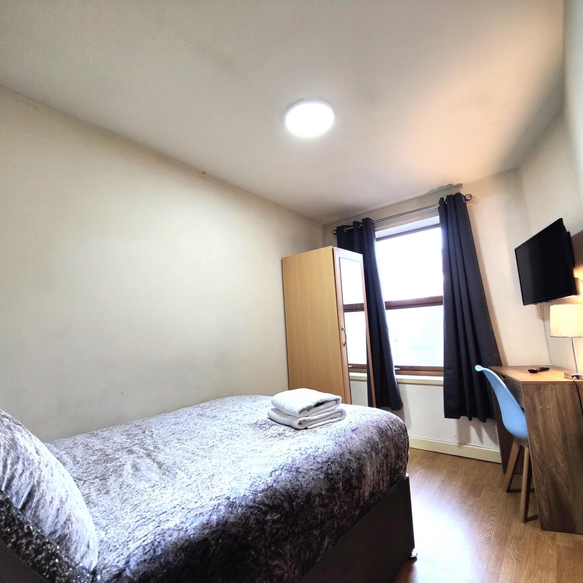 Centre Private Including Smart Tvs - With Shared Bathroom * Liverpool