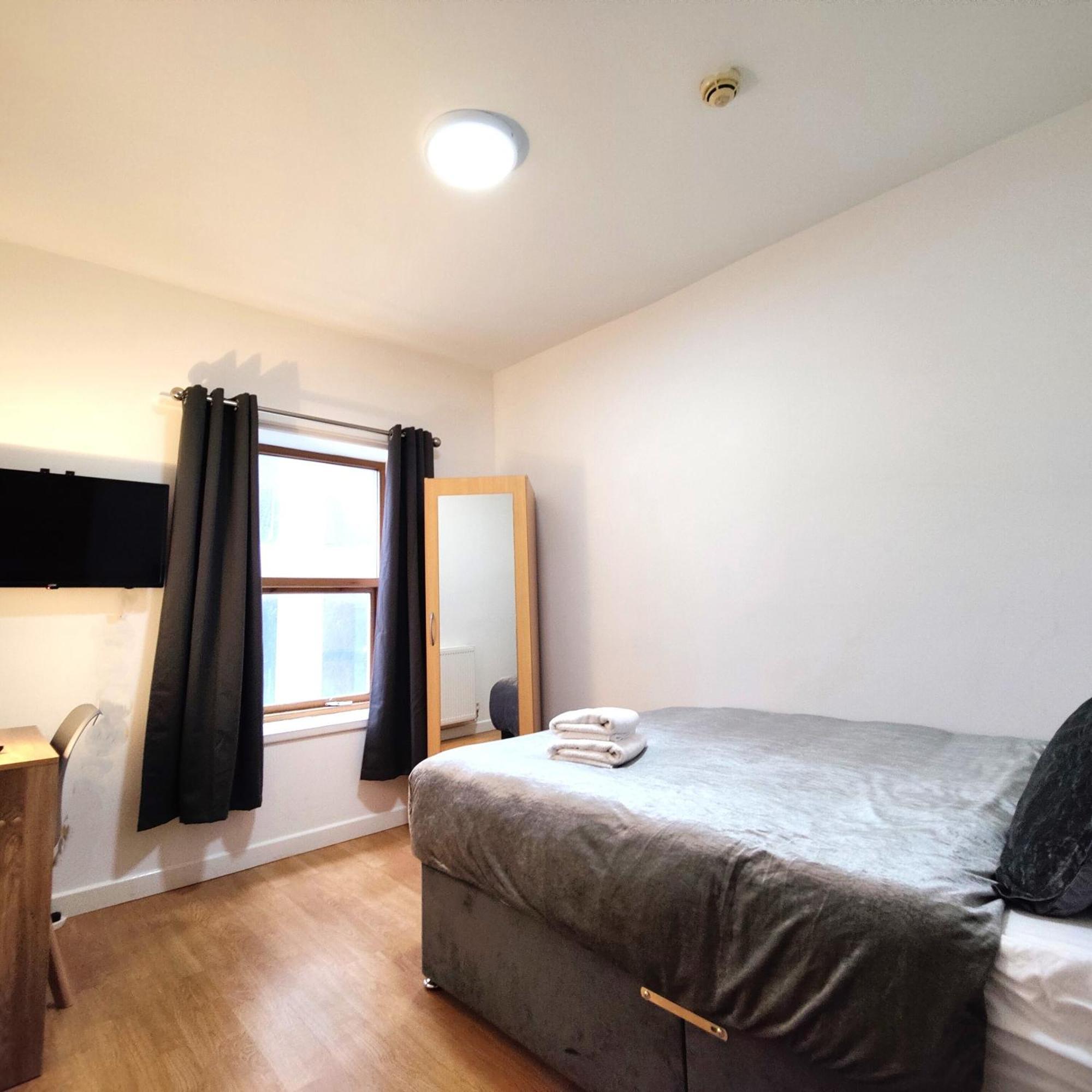 Centre Private Including Smart Tvs - With Shared Bathroom Guest house